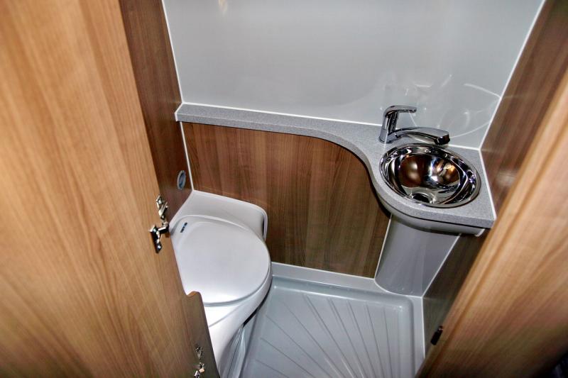 Obytný vůz interiér, stolování Obytný vůz interiér, stolování